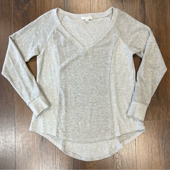 Francesca’s gray v neck long sleeve SZ MED - Picture 1 of 3